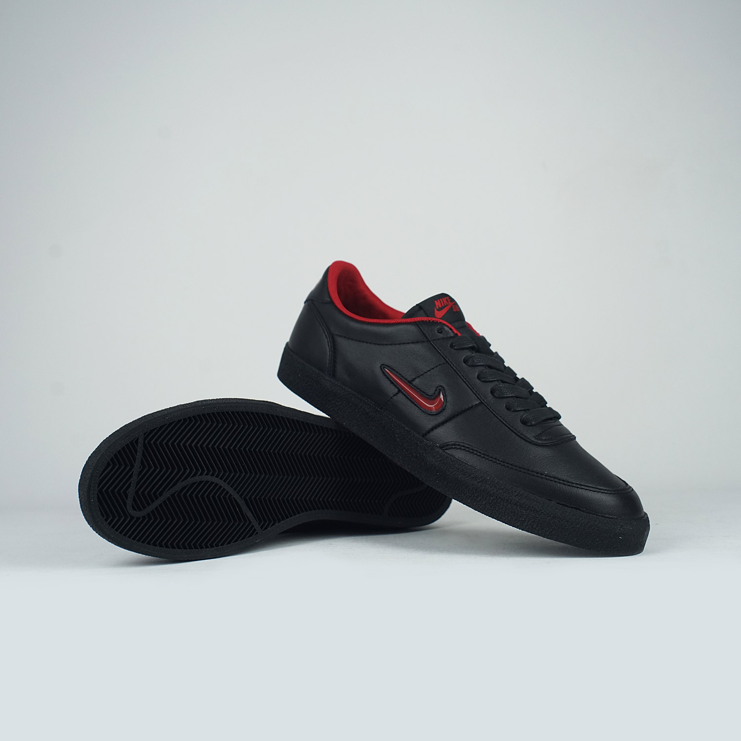 nike sb black and red
